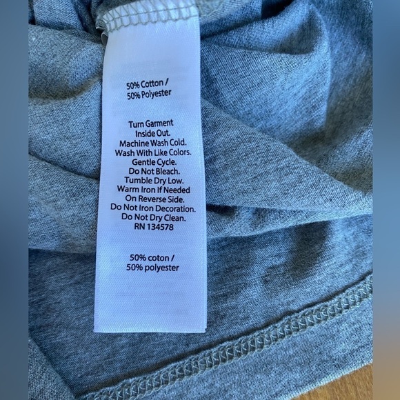 Vineyard Vines Gray Tee Shirt with Flying Witch and Spider Web on Back Sz: Small - Picture 5 of 12